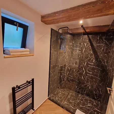 Ra House בית הארחה